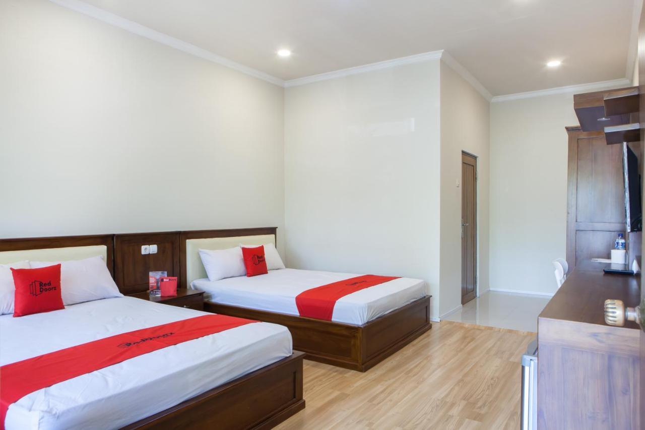 Reddoorz Plus Near Mall Roxy Banyuwangi Banyuwangi  Exterior photo