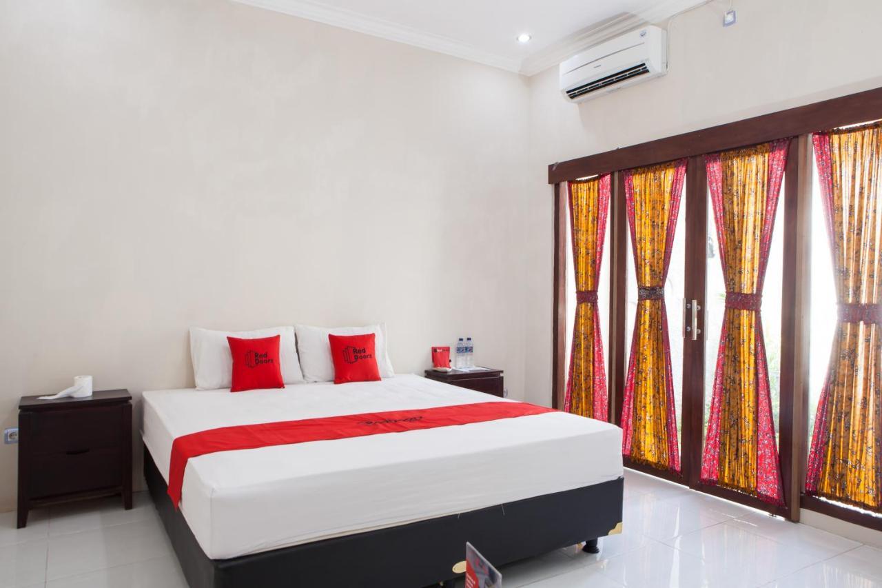 Reddoorz Plus Near Mall Roxy Banyuwangi Banyuwangi  Exterior photo