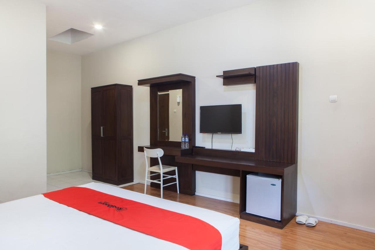 Reddoorz Plus Near Mall Roxy Banyuwangi Banyuwangi  Exterior photo