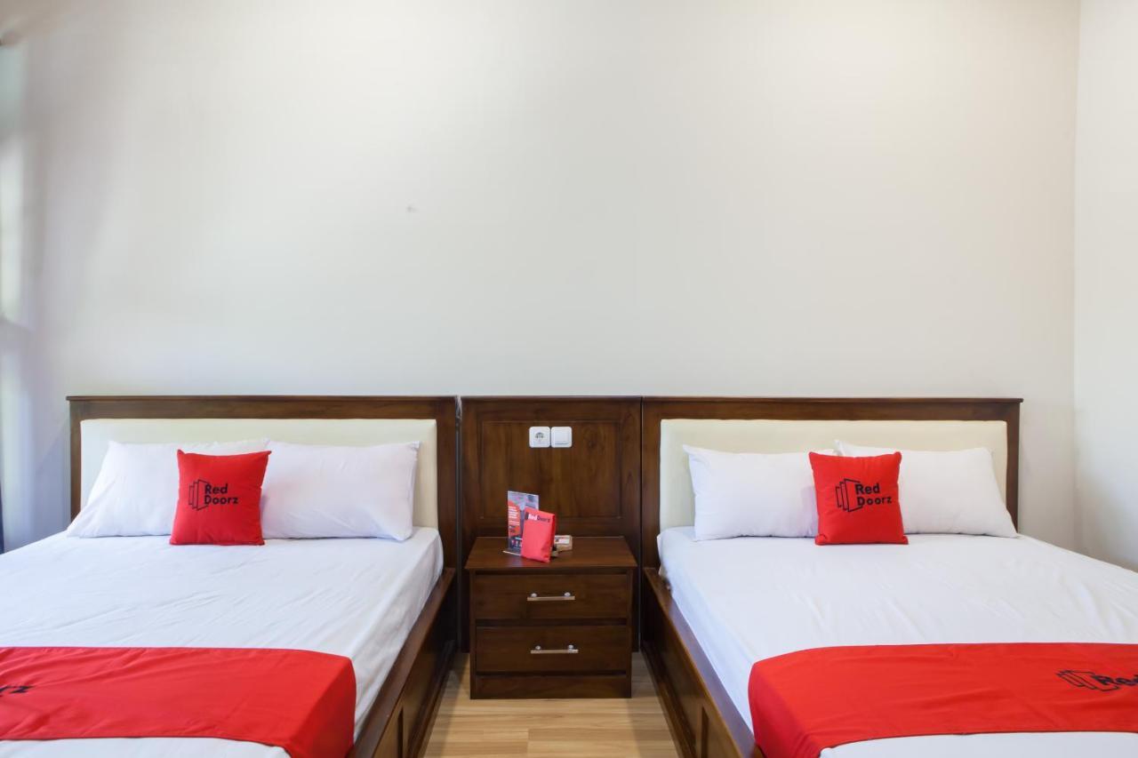 Reddoorz Plus Near Mall Roxy Banyuwangi Banyuwangi  Exterior photo