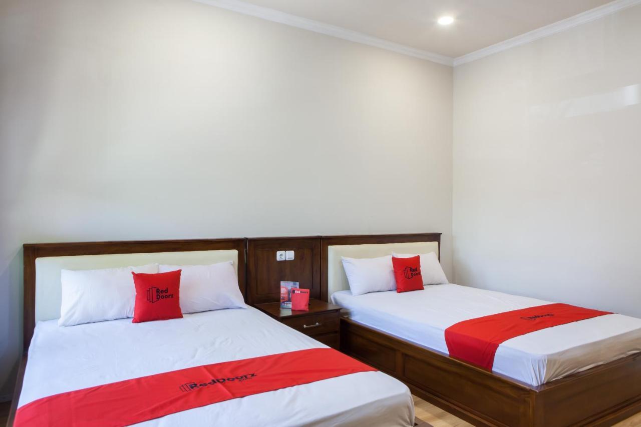 Reddoorz Plus Near Mall Roxy Banyuwangi Banyuwangi  Exterior photo
