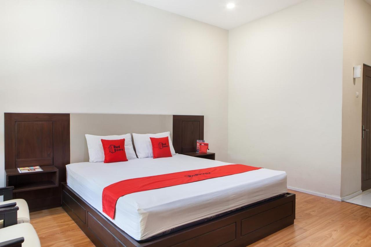 Reddoorz Plus Near Mall Roxy Banyuwangi Banyuwangi  Exterior photo