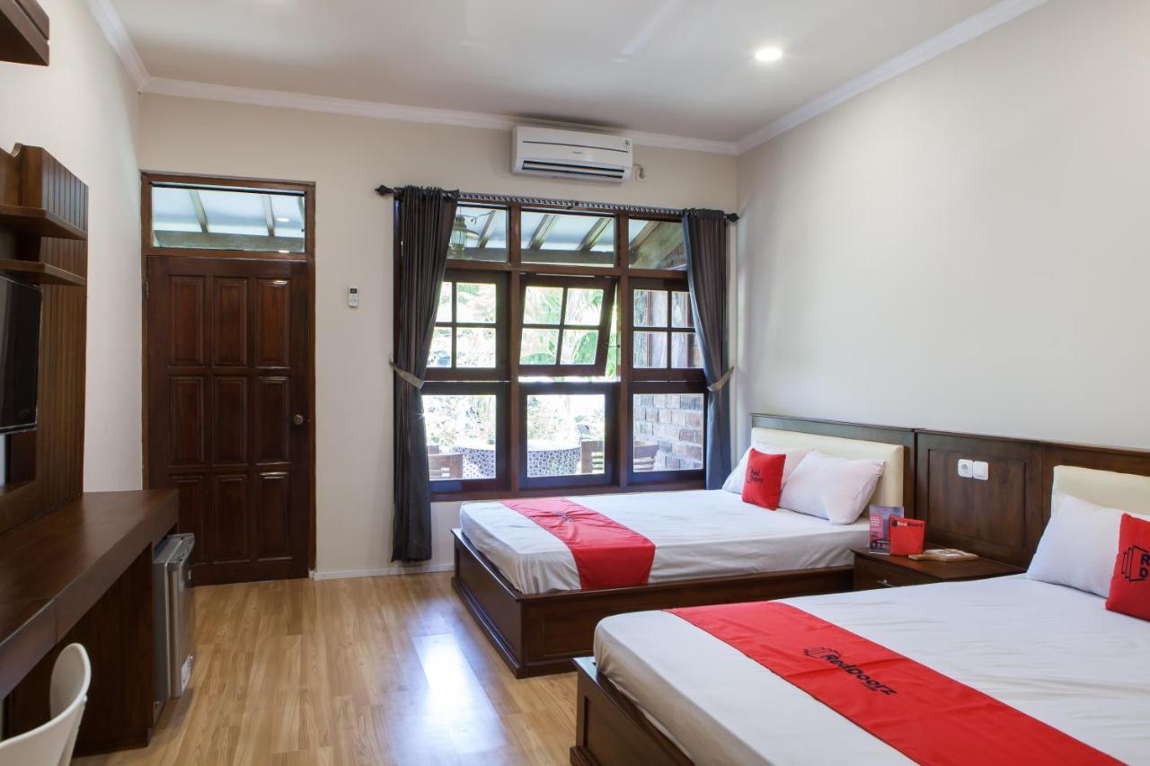 Reddoorz Plus Near Mall Roxy Banyuwangi Banyuwangi  Exterior photo