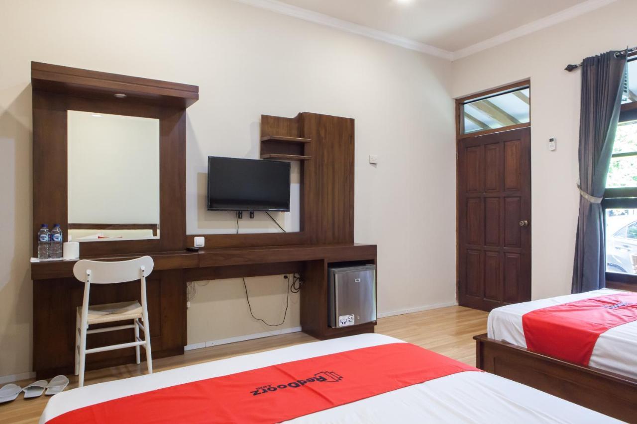 Reddoorz Plus Near Mall Roxy Banyuwangi Banyuwangi  Exterior photo