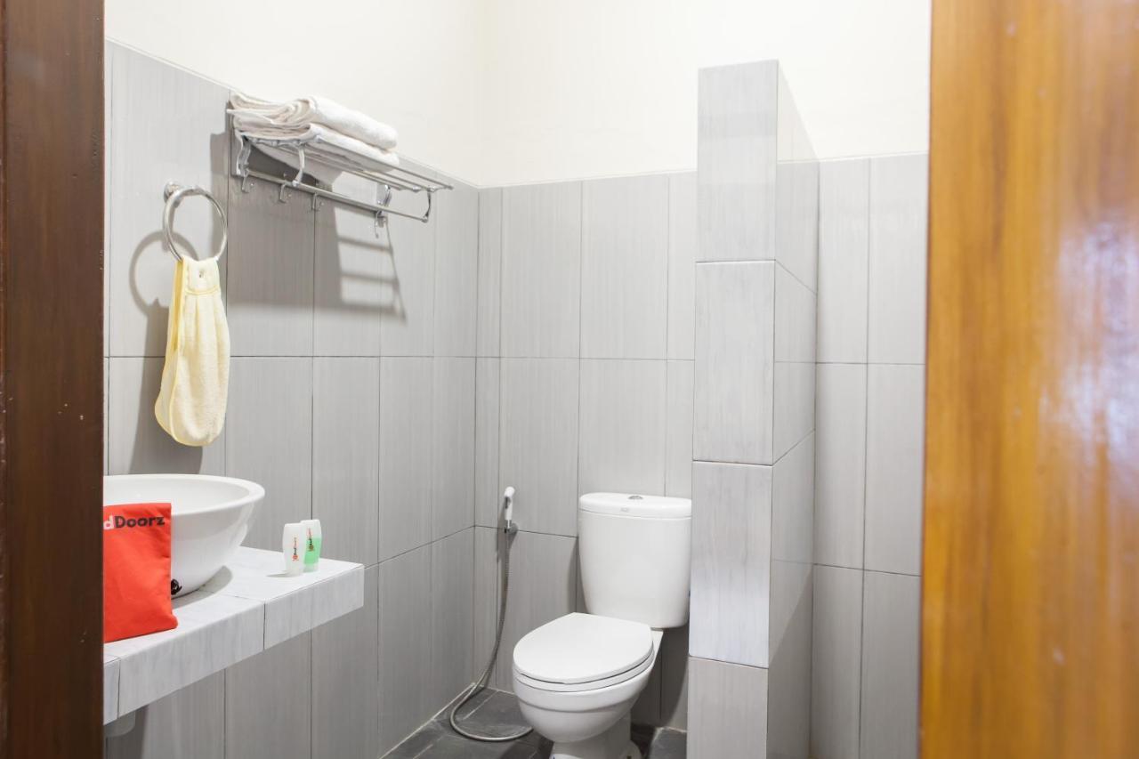 Reddoorz Plus Near Mall Roxy Banyuwangi Banyuwangi  Exterior photo