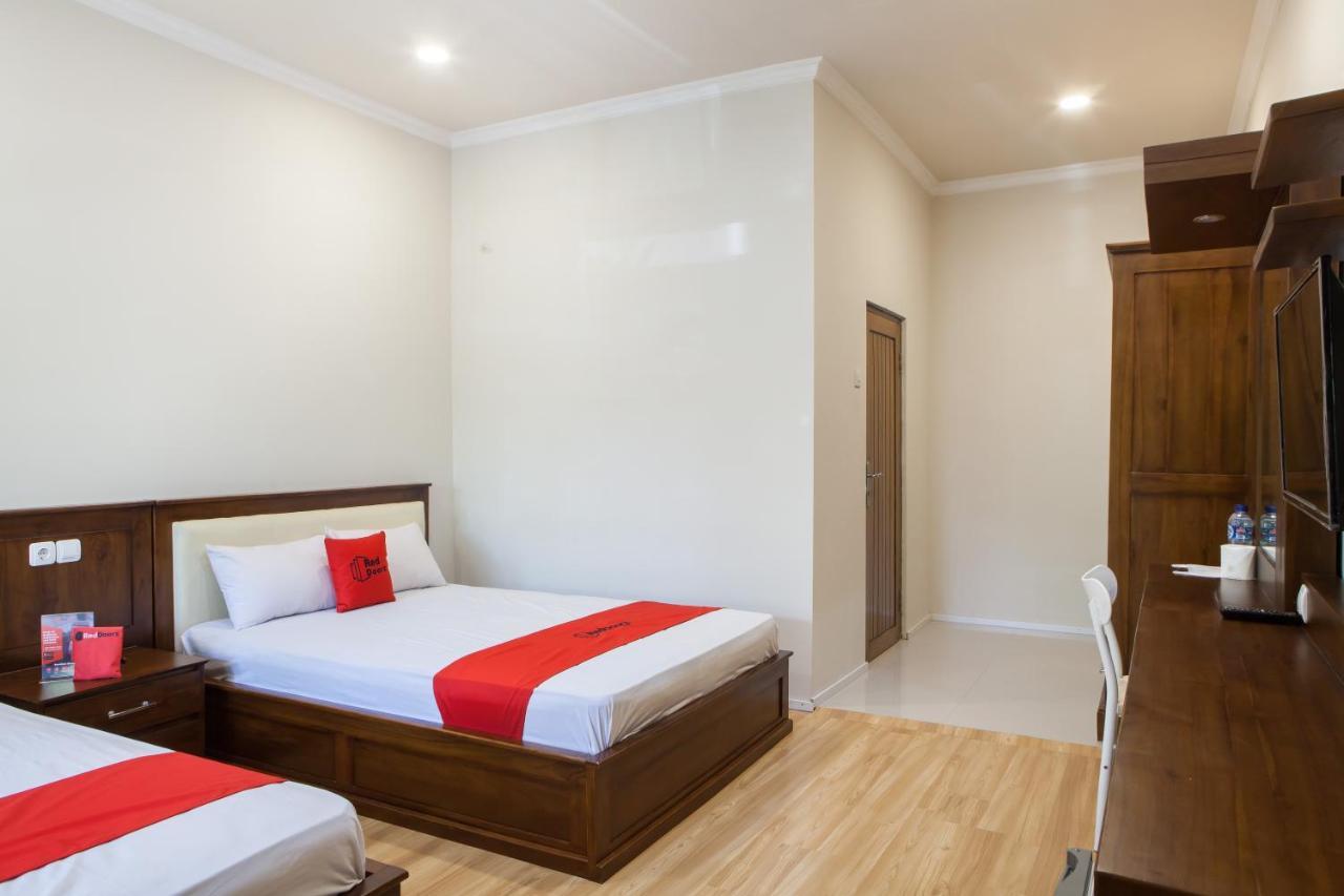 Reddoorz Plus Near Mall Roxy Banyuwangi Banyuwangi  Exterior photo